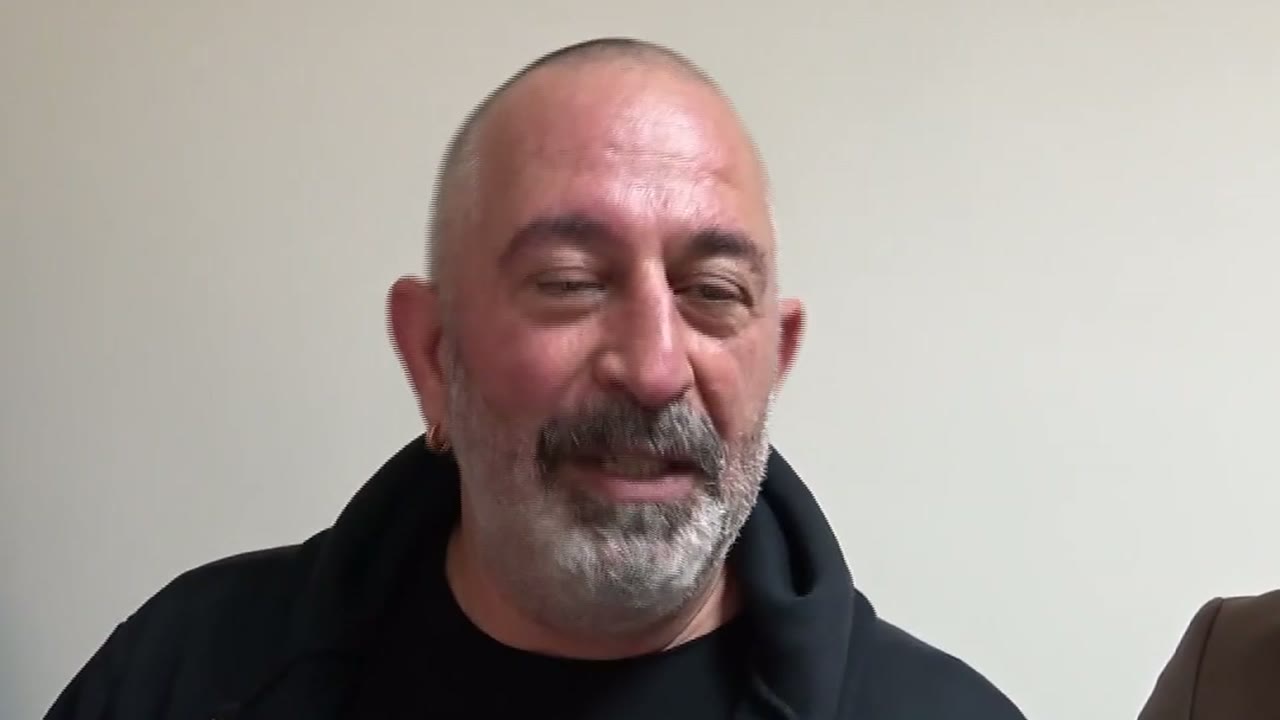 Cem Yılmaz gülerken