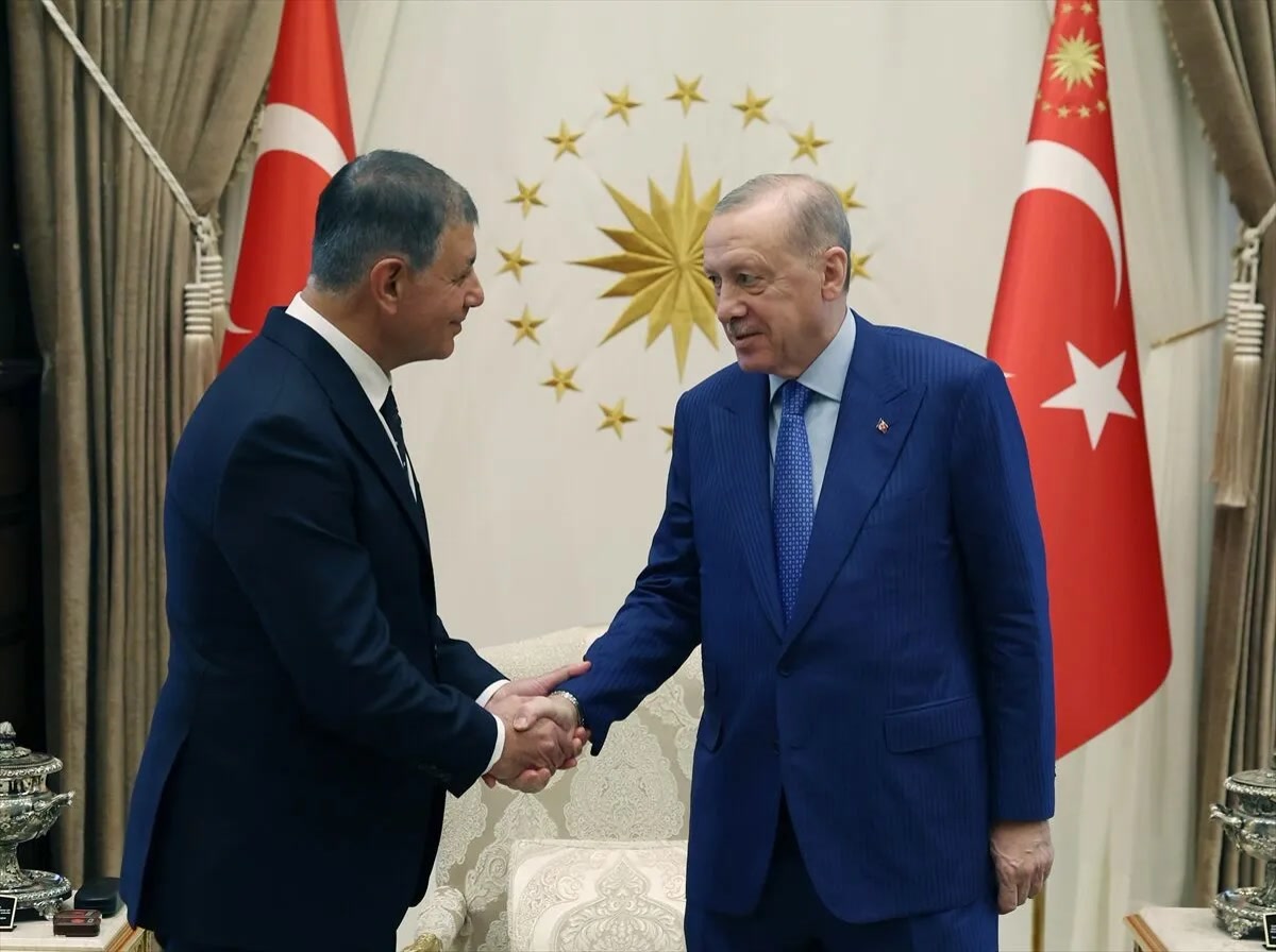 Erdoğan ile Cemil Tugay'ın Külliye'de el sıkıştığı kare; temiz, yazısız (1200x895)