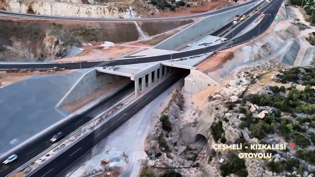 Çeşmeli-Kızkalesi Otoyolu tünel girişi