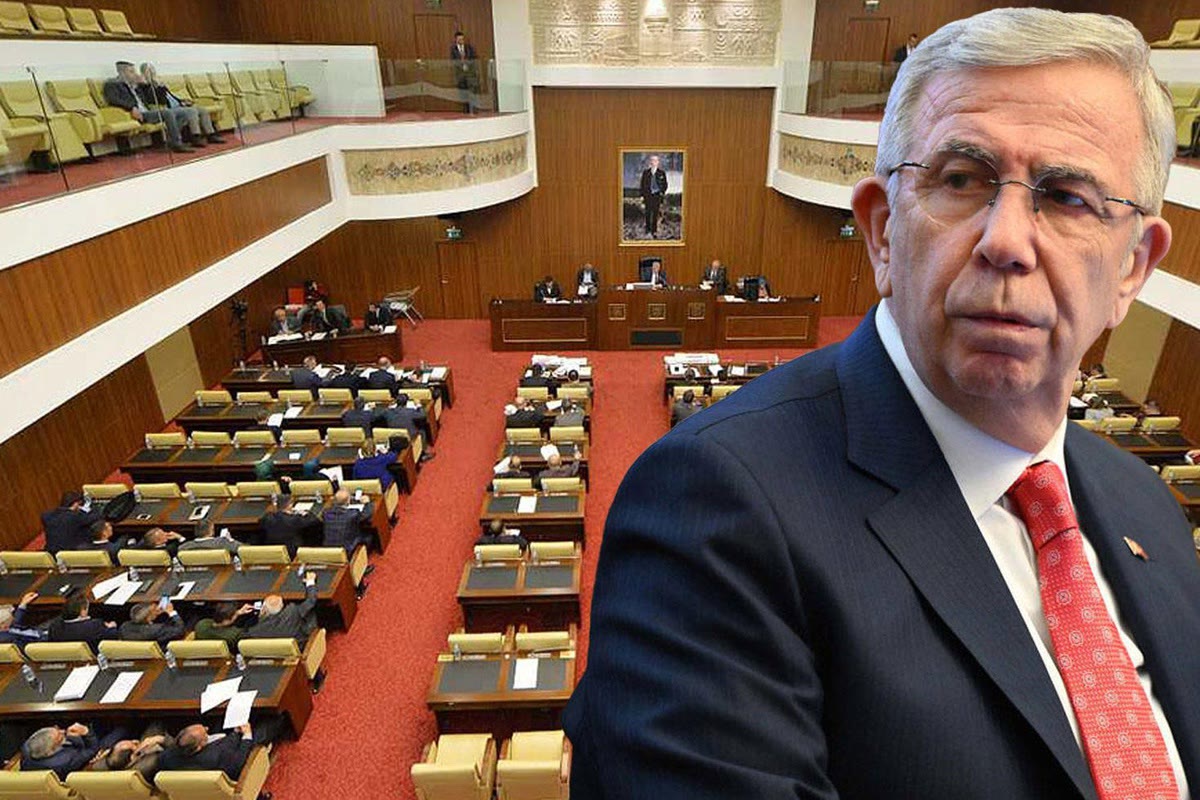 KAPAK — Ankara Büyükşehir Belediyesi Meclisi'nin toplantı salonu; istifalar sonrası yeni sandalye dağılımının konuşulduğu gerçek mekan, yatay ve net.