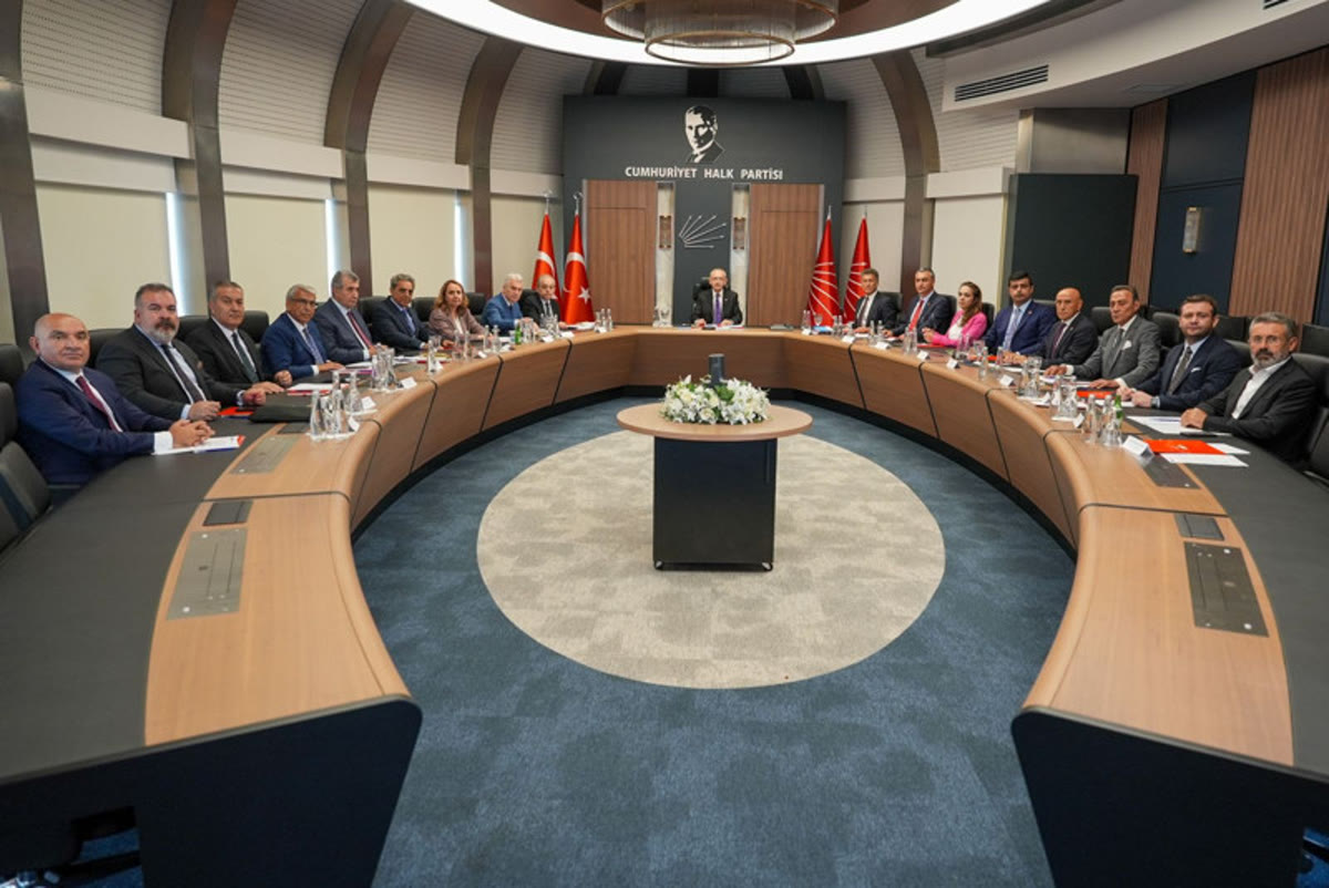 KAPAK ADAYI — CHP Merkez Yönetim Kurulu'nun Kemal Kılıçdaroğlu başkanlığında Genel Merkez'de toplandığı gerçek MYK toplantı salonu; bugünkü toplantının geçtiği mekân ve kurul, yatay ve net.
