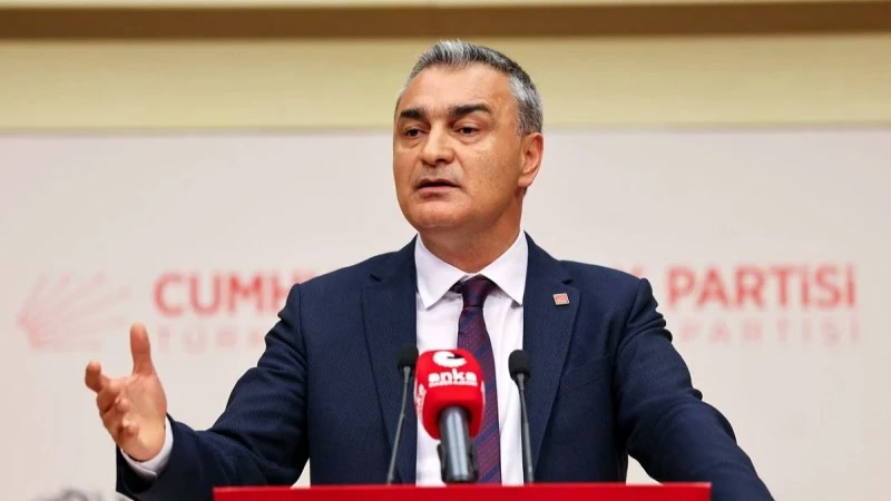 CHP sözcüsü Müslim Sarı kürsüde konuşurken, arkada CHP panosu; yakın plan, yazısız (800x450, webp).