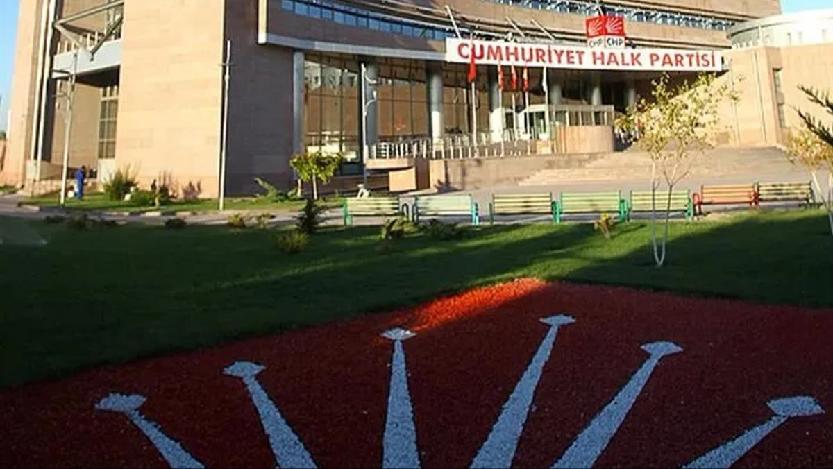 CHP Genel Merkezi cephesi ve önündeki kırmızı zeminde CHP altı ok amblemi; temiz, yazısız (1200x675).