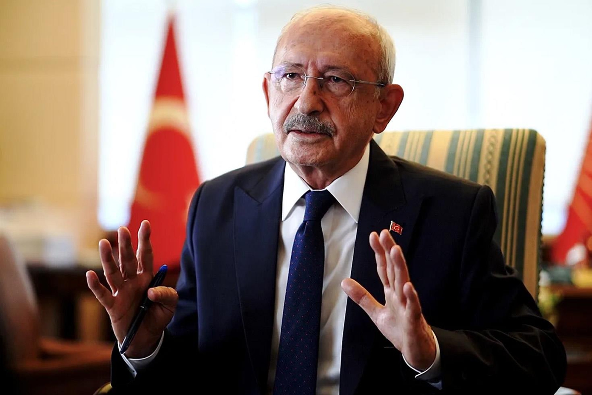GÖVDE - Kemal Kılıçdaroğlu Genel Merkez'deki makamında iki eli havada konuşurken; 1200x800, temiz