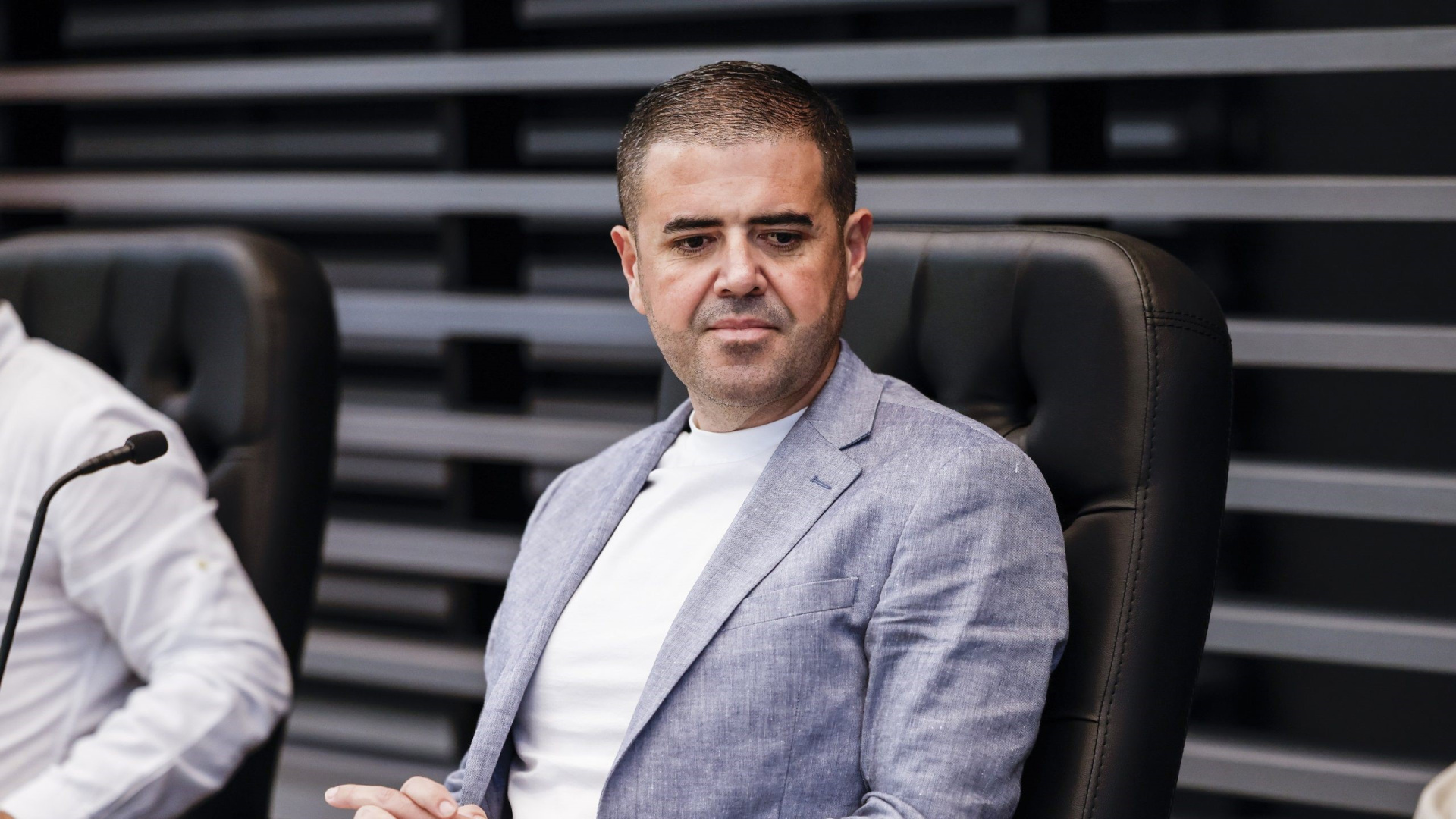 Ahmet Serkan Tuncer toplantı salonunda koltukta otururken
