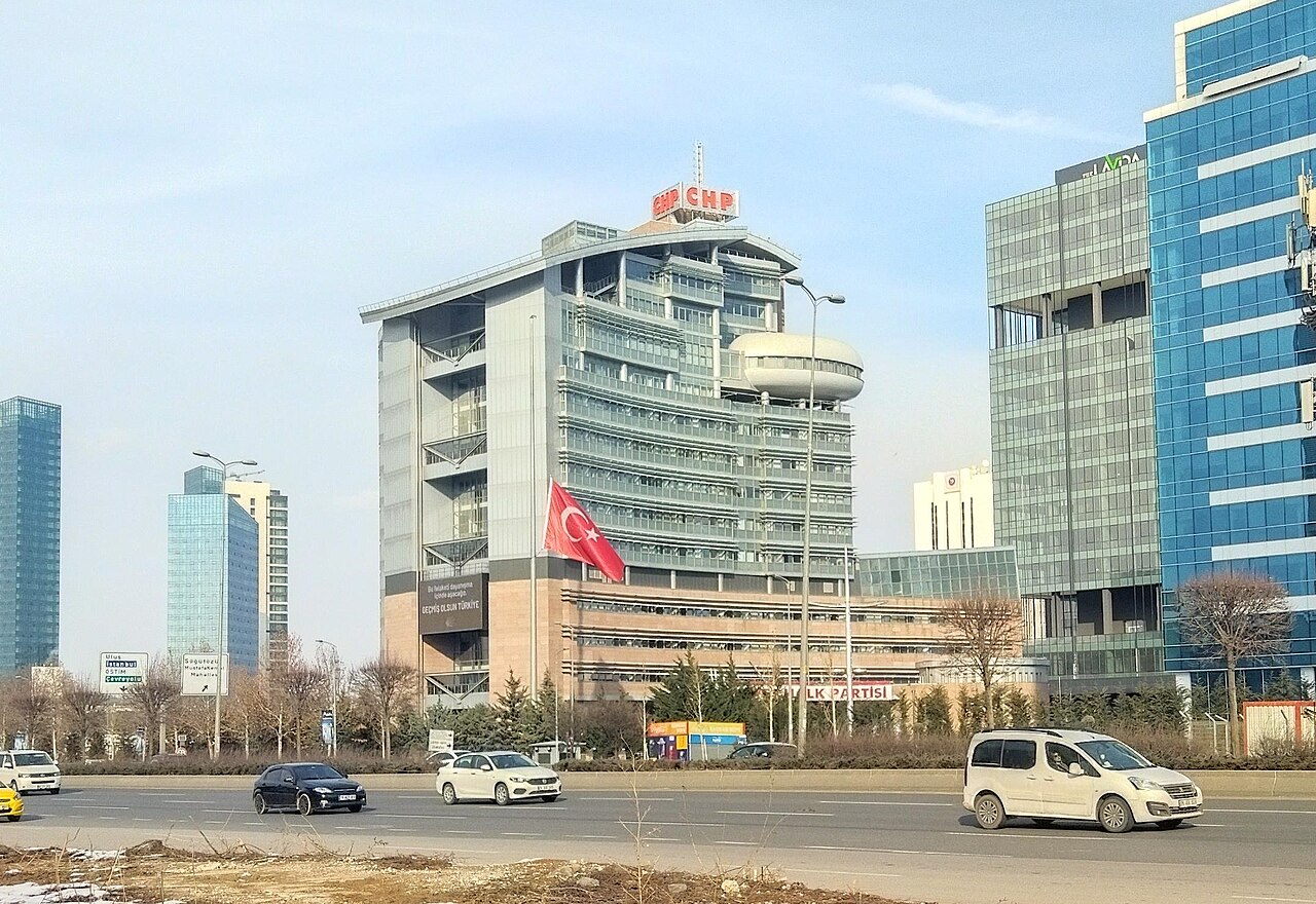 CHP Genel Merkezi binası dış cephe , Türk bayrağıyla