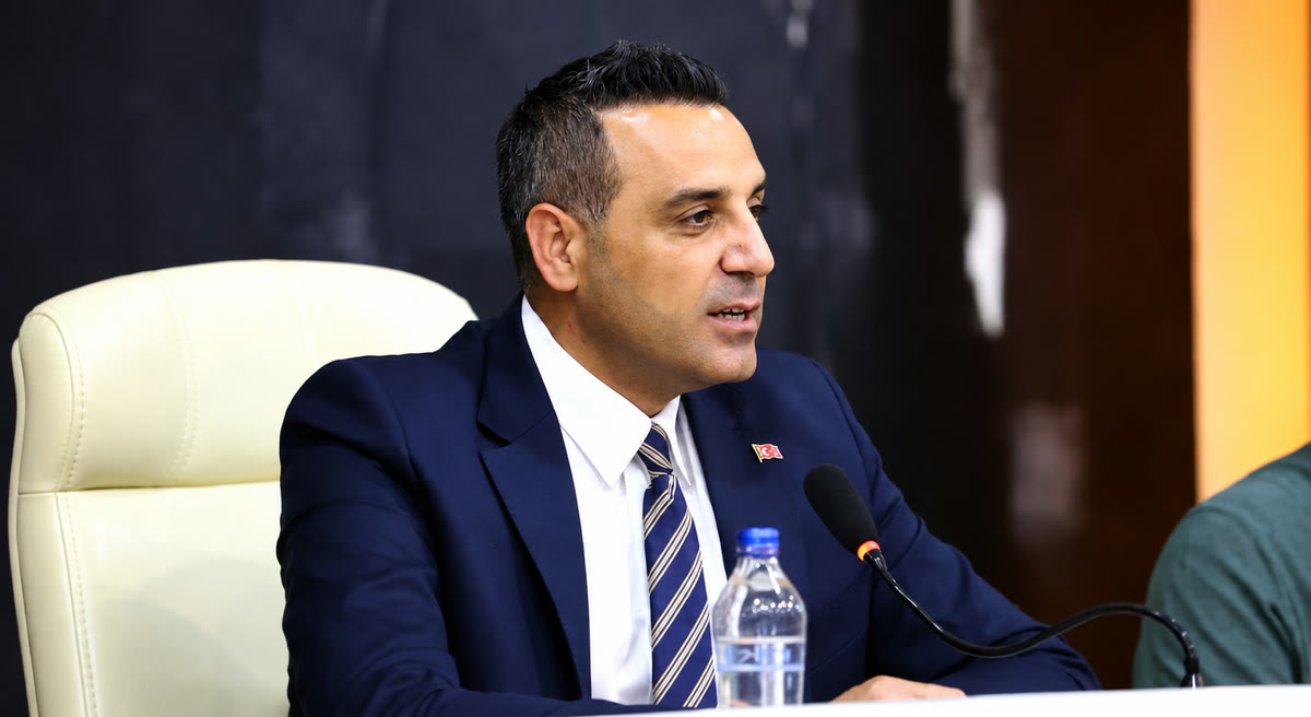 Gövde fotoğrafı adayı — Sondakika.com'un 23 Eylül tarihli 'Başkan ortada yok' başlıklı haberinin kapak görseli, Çiğli'deki AK Parti geçiş iddiası ve meclis üyelerinin açıklamasıyla ilgili.