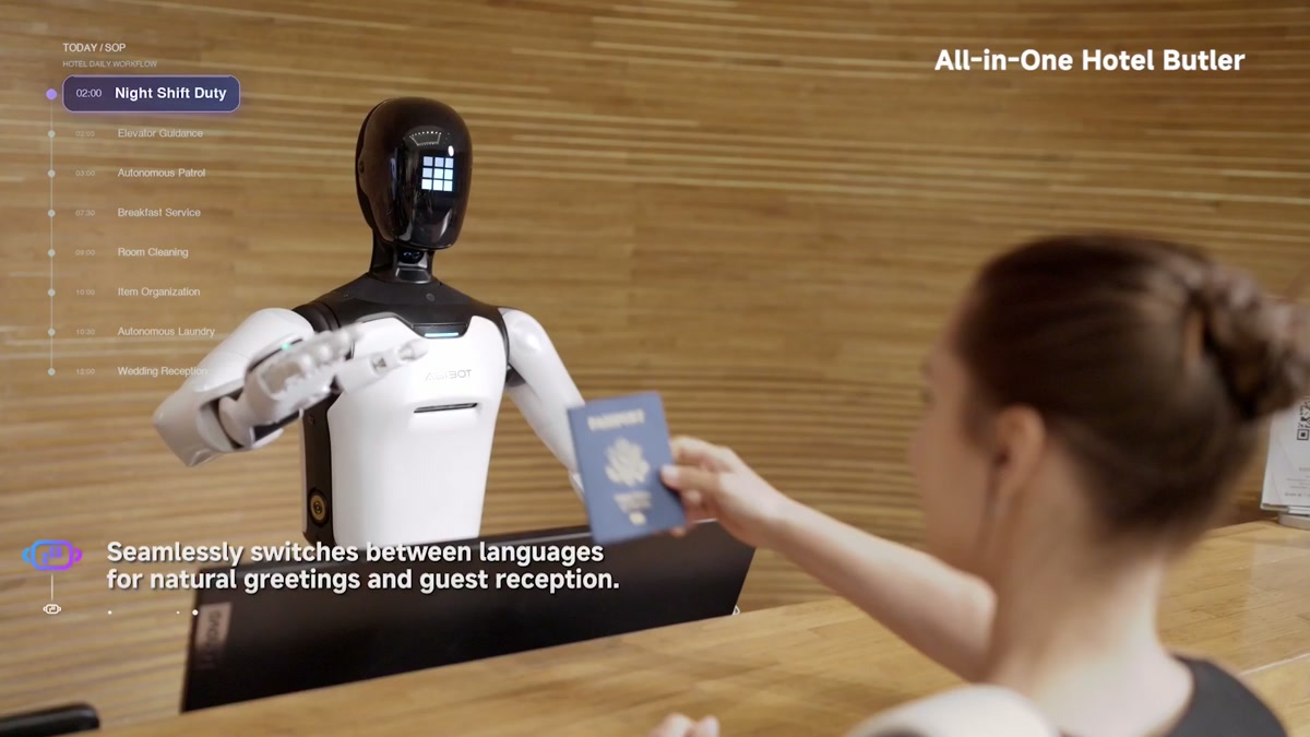 Agibot A3 Ultra insansı robotu otel resepsiyonunda misafirin pasaportunu alıyor