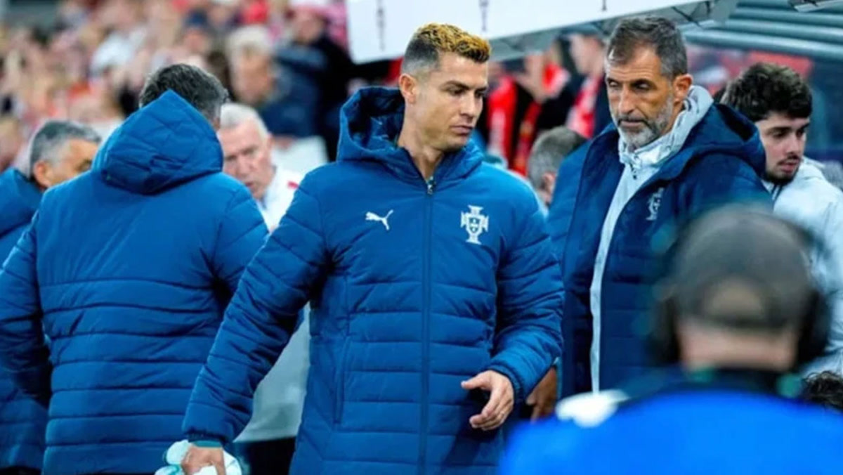 Ronaldo mavi Portekiz şişme montuyla yedek kulübesi önünde, yanında yardımcı kadro; yedek kalma anı, 1280x720