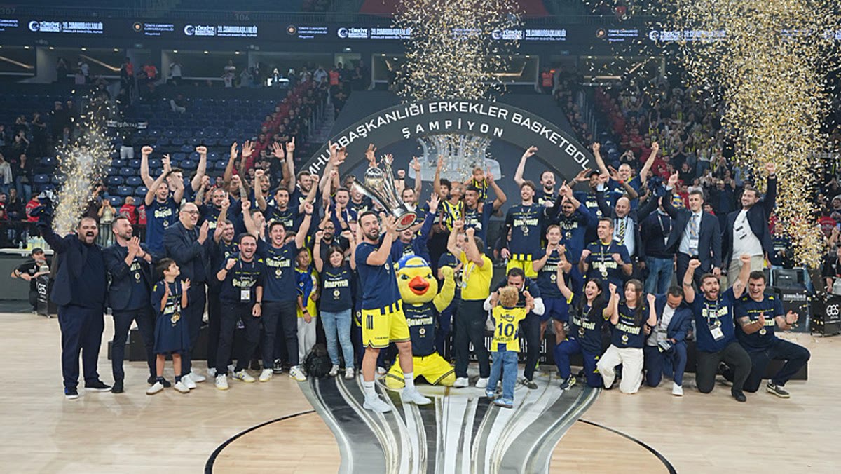 39. Erkekler Cumhurbaşkanlığı Kupası'nı kazanan Fenerbahçe Tarfin kadrosu kupayla birlikte