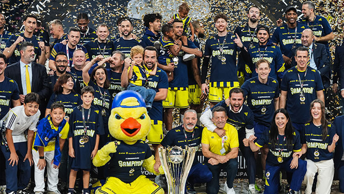 Fenerbahçe Tarfin oyuncuları Sinan Erdem'de Cumhurbaşkanlığı Kupası'nı kaldırırken