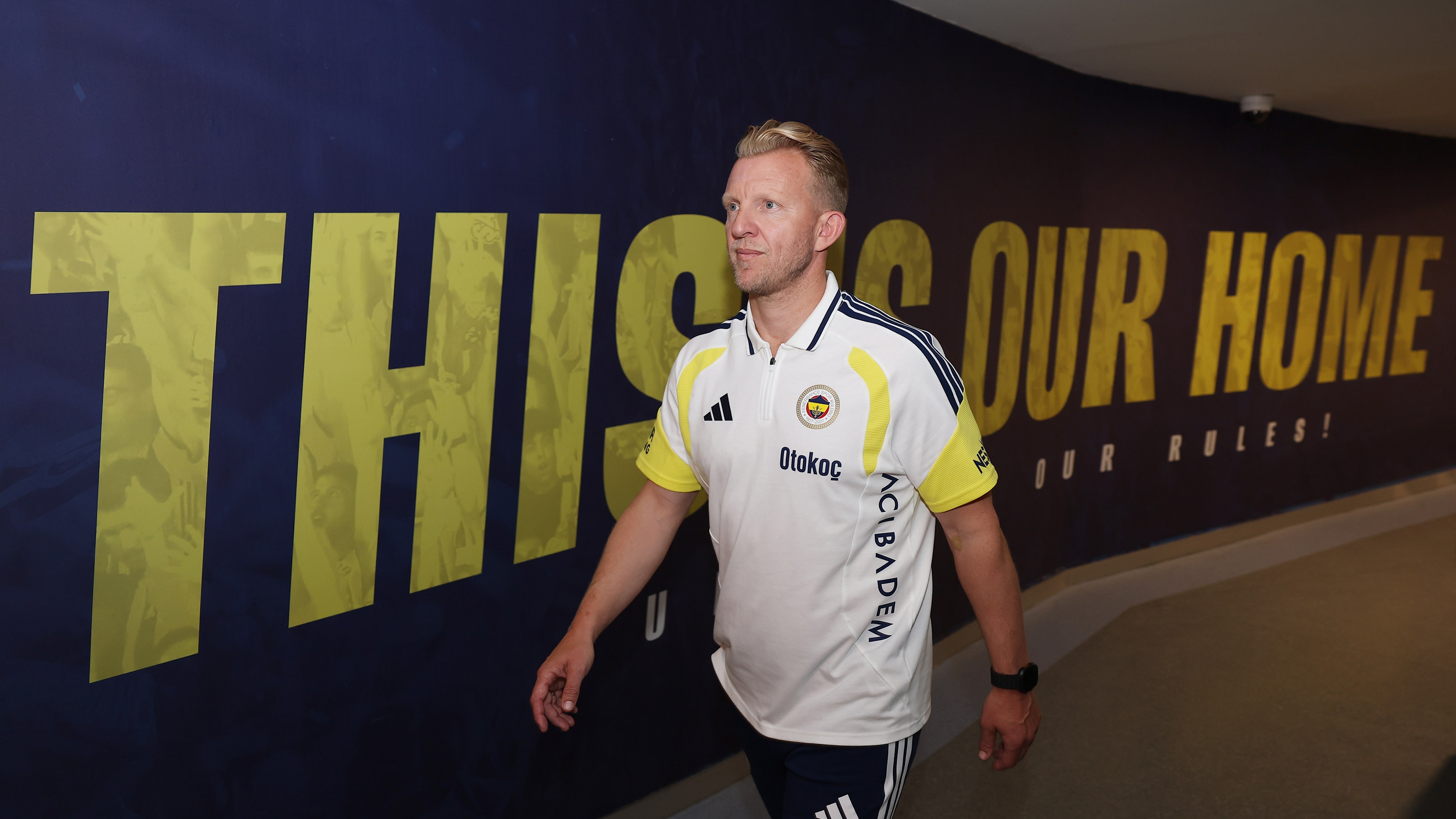 GÖVDE - Kuyt imza günü Kadıköy stadı tünelinde (duvar yazısı sahnenin parçası, üstüne basılmış yazı değil); 3200x1800, k