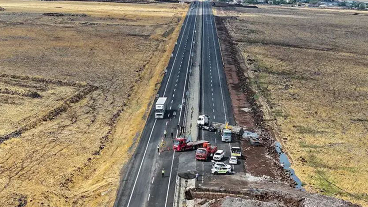 Diyarbakır Bağlar'da zift yüklü tanker devrildi, Diyarbakır-Şanlıurfa yolu kapandı: trafik şimdi nasıl akıyor?