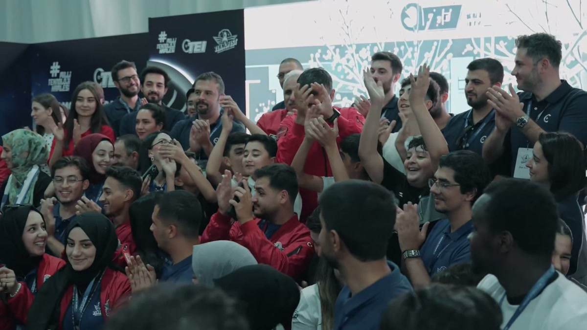 TEKNOFEST Diyarbakır'da finalist gençler Selçuk Bayraktar'ı alkışlıyor