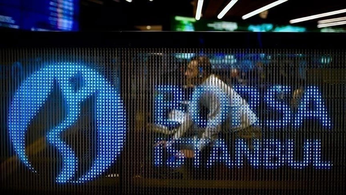 GÖVDE ADAYI: Elektronik borsa endeks panosunun yakın çekimi, hisse verileri akarken. Hissedeki sert düşüşü görsel olarak destekliyor; koyu tonlu olduğu için kapak yerine gövdede kullanılması önerilir.
