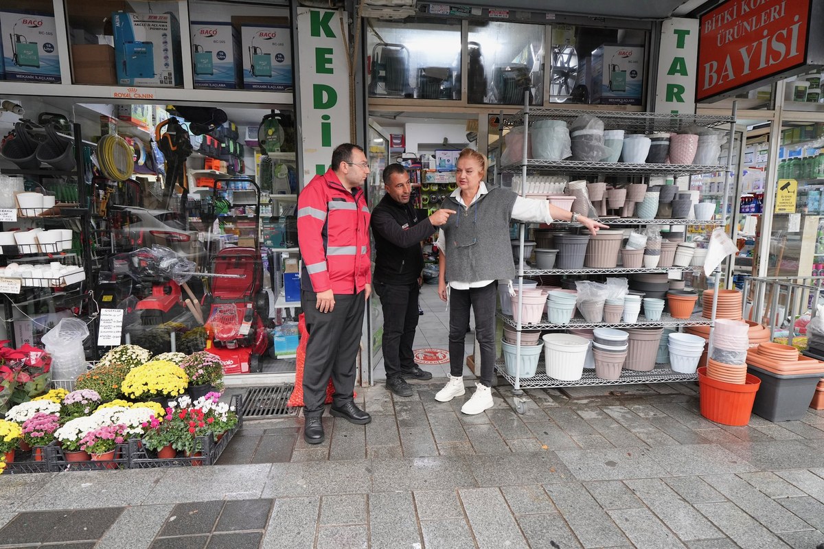 Dündar Ziya Gültekin 15 Ekim sabahı Üsküdar'da selden etkilenen esnafı ziyaret etti