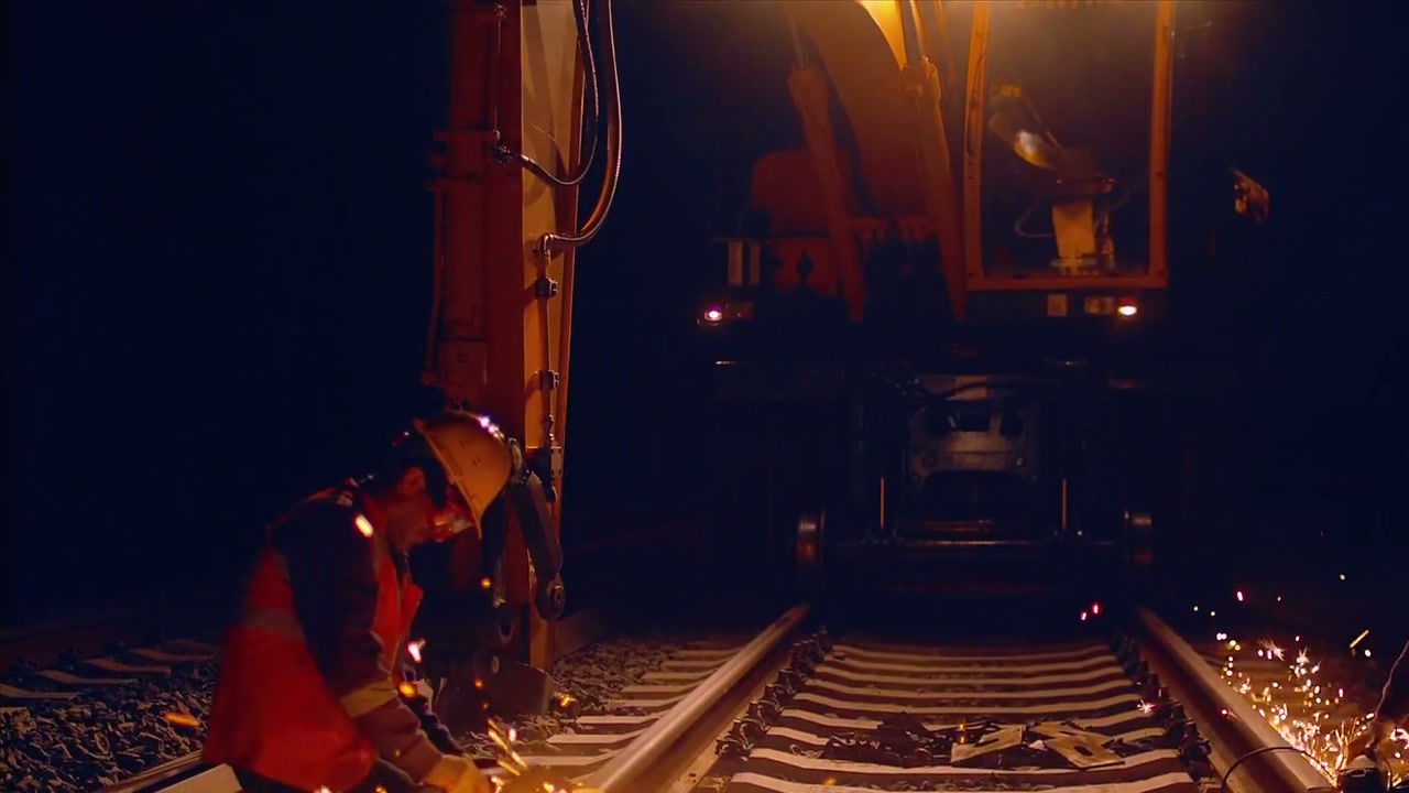 Çerkezköy-Kapıkule hızlı tren hattında gece ray kaynağı yapan işçi