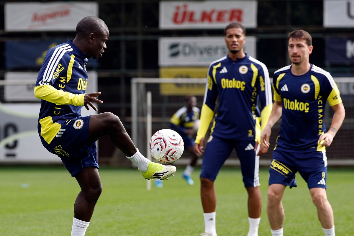 Fenerbahçe oyuncuları Galatasaray derbisi hazırlıkları kapsamında antrenmanda