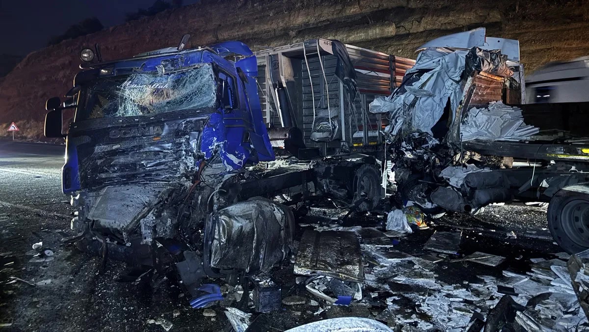 Elazığ Malatya yolu kaza: Kömürhan Köprüsü'nde 3 tır birbirine girdi, kabinde sıkışan sürücüye ne oldu?