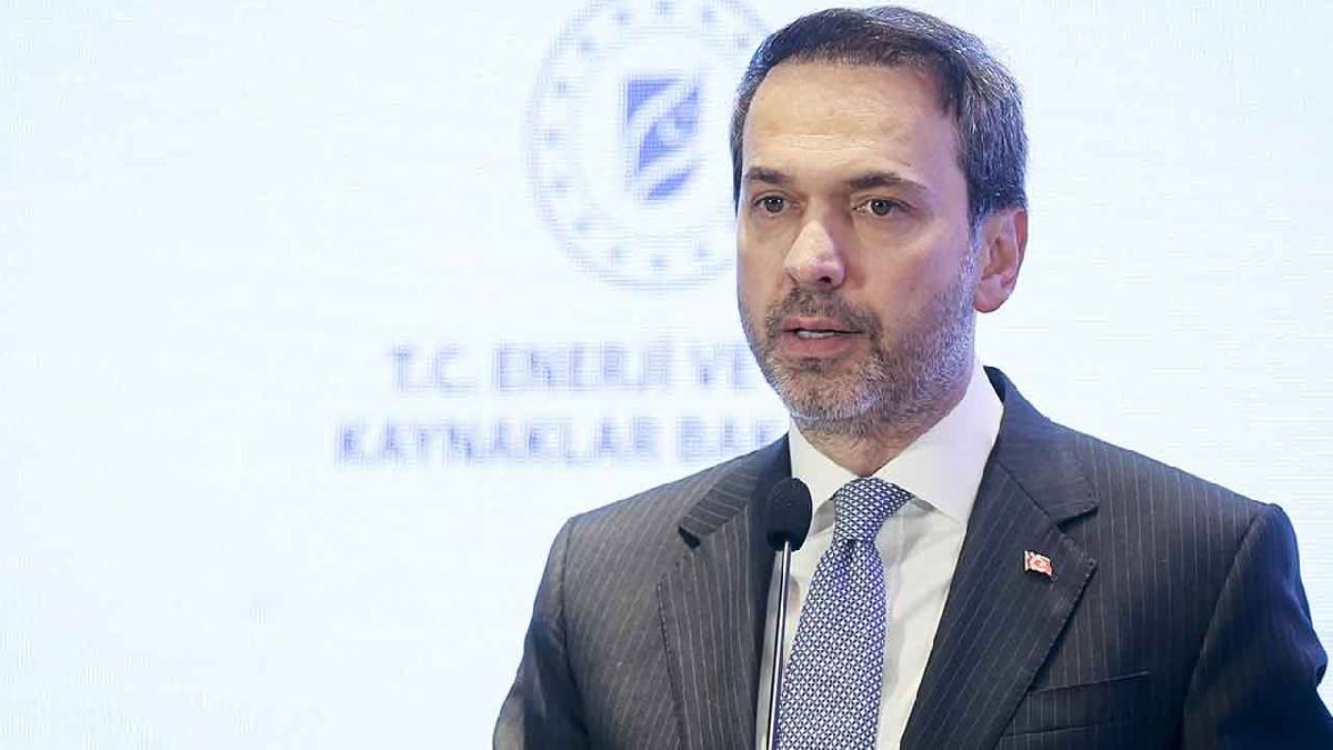 GÖVDE — Bayraktar, Enerji ve Tabii Kaynaklar Bakanlığı logosunun önünde basın açıklaması yaparken. Kaynak: Karar.