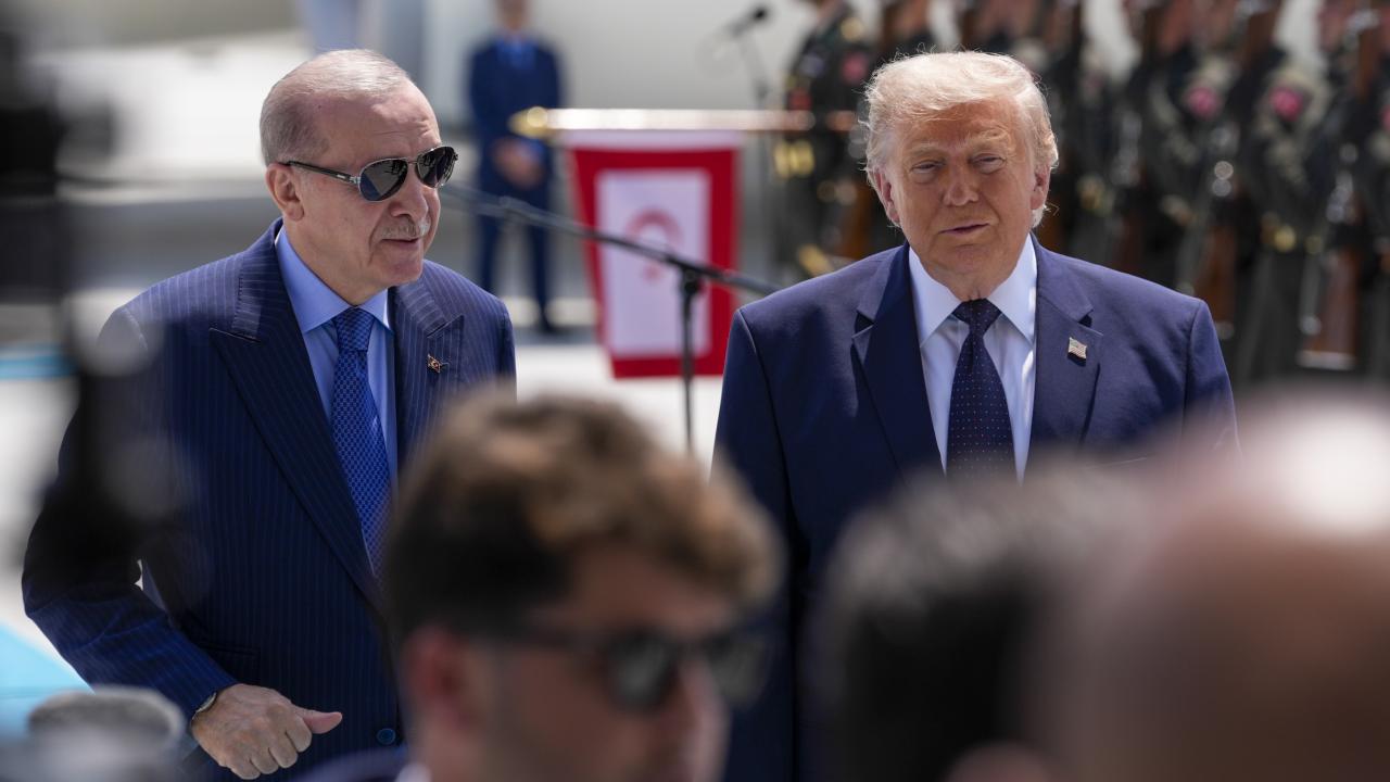 Erdoğan ve Trump Ankara'da karşılama töreninde yürürken, kendi arşivimiz