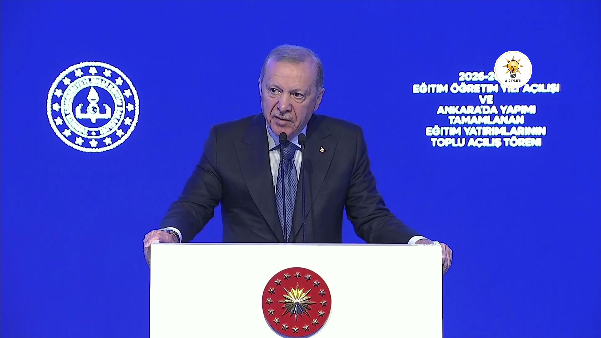 Gazi Anadolu Lisesi'ndeki açılış töreninde öğrenciler ve öğretmenler