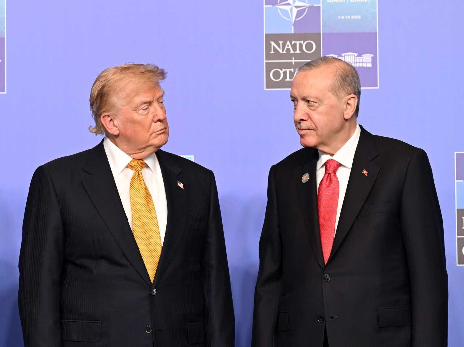 Trump ile Erdoğan yan yana birbirine bakarken, NATO Ankara fonu; 1500x1122