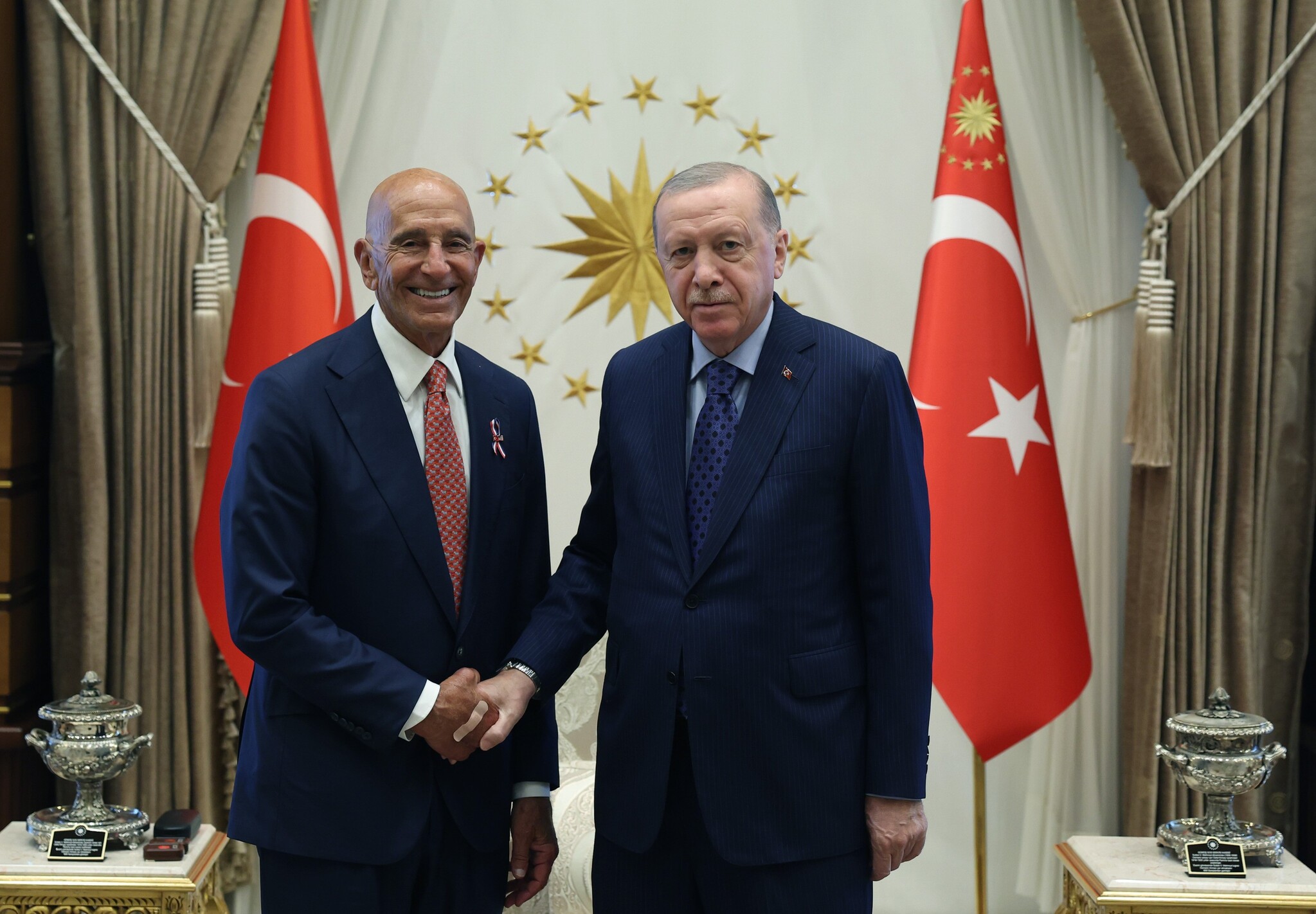 Erdoğan'ın Büyükelçi Tom Barrack'ı Külliye'de kabulü , Türk bayrakları önünde tokalaşma; 2047x1422