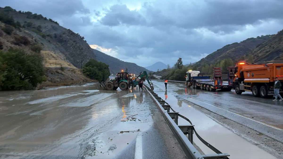 Erzincan'da heyelan Erzurum kara yolunu kapattı, Aşkale ve Ekşisu'nda bekleyen sürücüler için gece yarısından