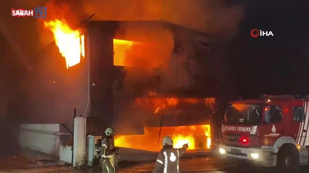 Esenyurt'ta gece yarısı bir lastikçi dükkanından yükselen alevler öyle büyüdü ki itfaiye saatlerce bu yangınla boğuştu: Ateş nereye kadar ulaştı?