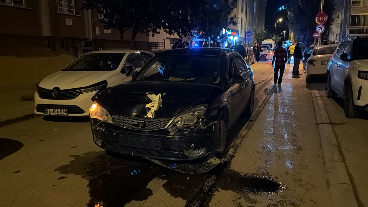 Eskişehir'de trafik kazası: Yenibağlar'da iki otomobil birbirine girdi, savrulan araç yayaya da çarptı, kaç ki