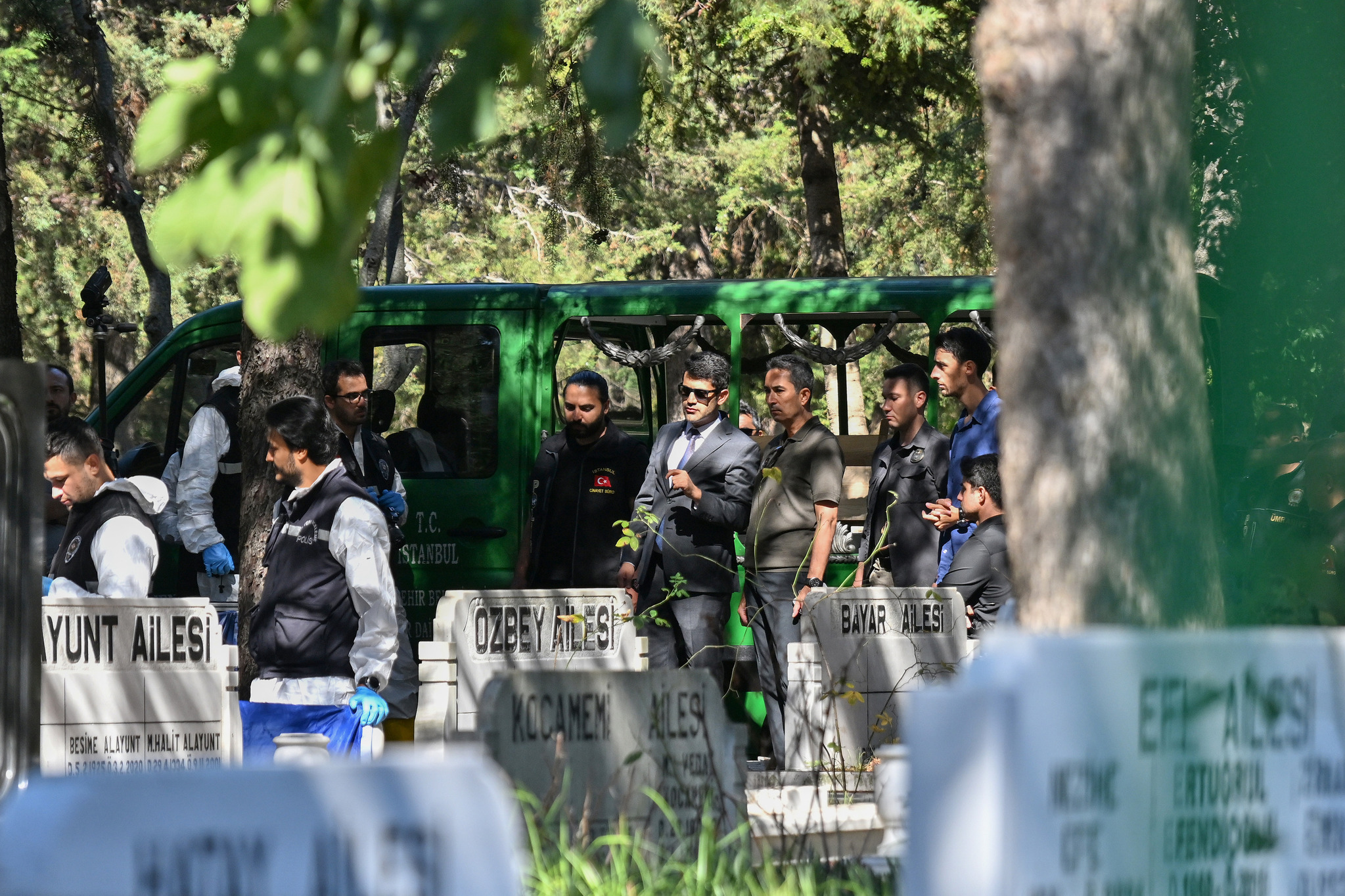GÖVDE — 12 Eylül 2026'da yapılan feth-i kabir işlemi sırasında Kocatepe Mezarlığı'nda adli tıp ve polis (Cinayet Büro) e