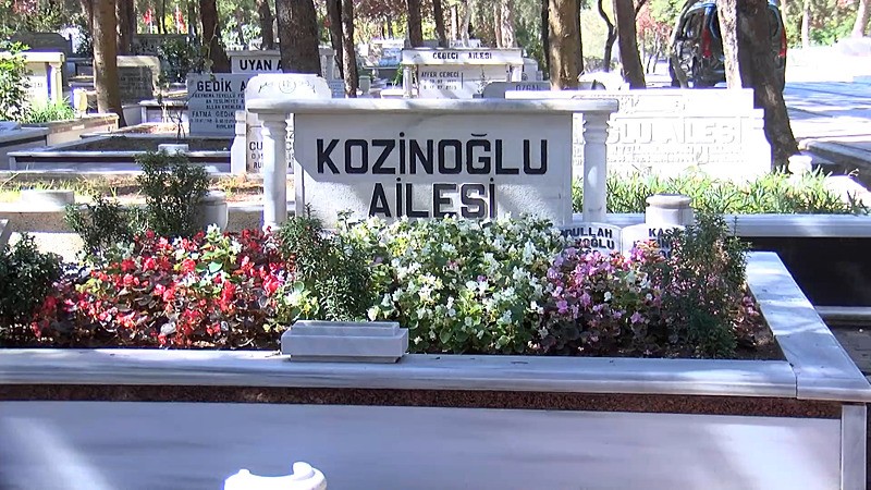 GÖVDE — Kozinoğlu ailesinin Kocatepe Mezarlığı'ndaki aile mezar taşı, feth-i kabir öncesi çekilmiş kare.