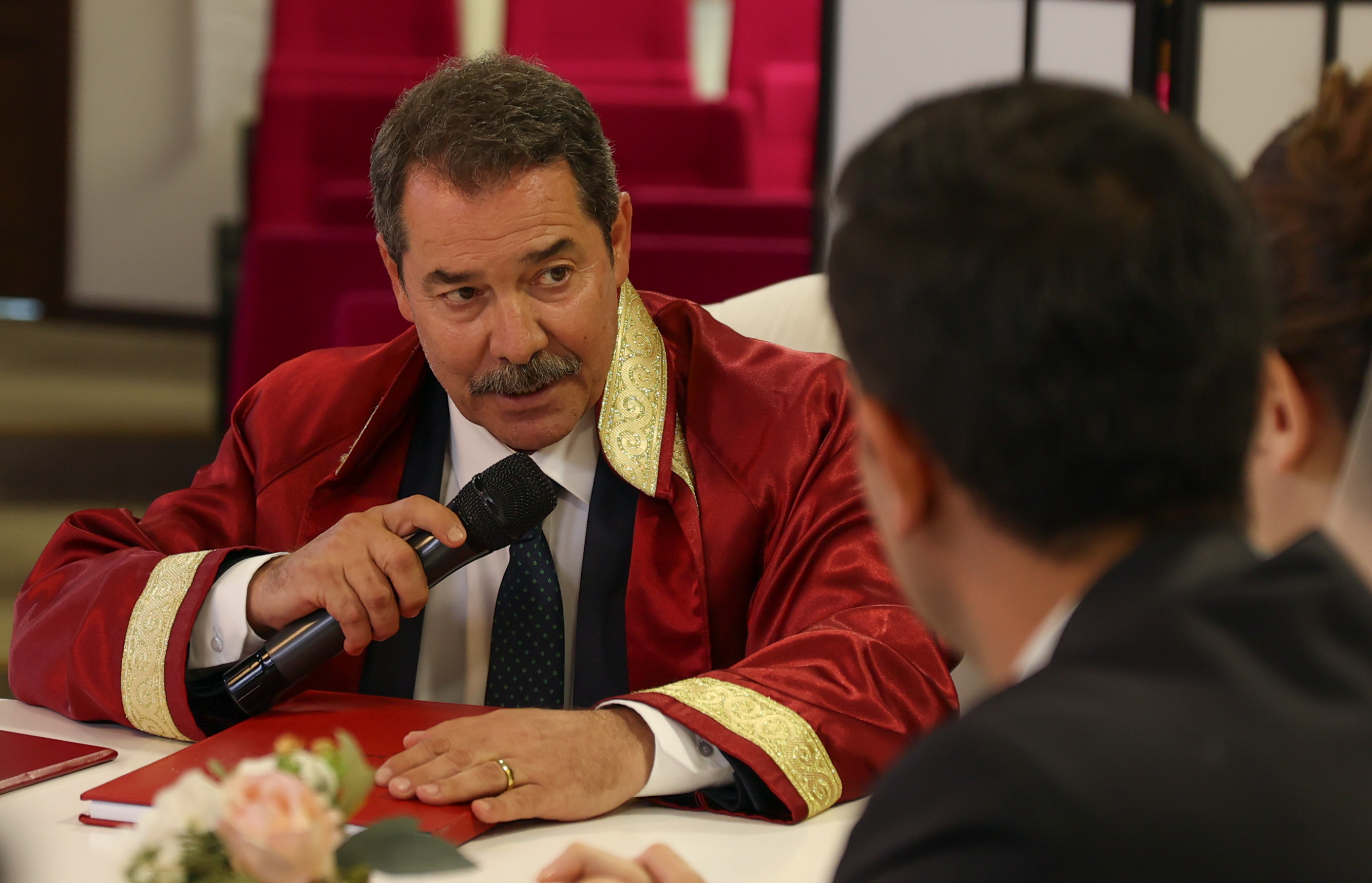 GÖVDE — Kuşkan nikâh memuru cübbesiyle, mikrofon elinde nikâh kıyarken; dizinin ana motifi, 2672x1720