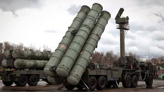 GÖVDE-3 — Rusya yapımı S-400 hava savunma sisteminin fırlatma araçları, açık havada konuşlu halde.