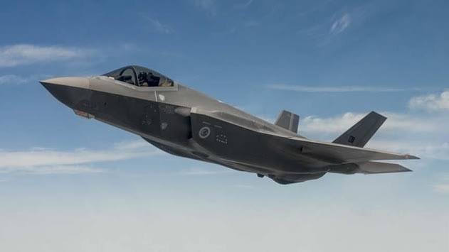 EK ADAY — Havada uçuş halinde bir F-35A, mavi gökyüzü fonunda, temiz kare.