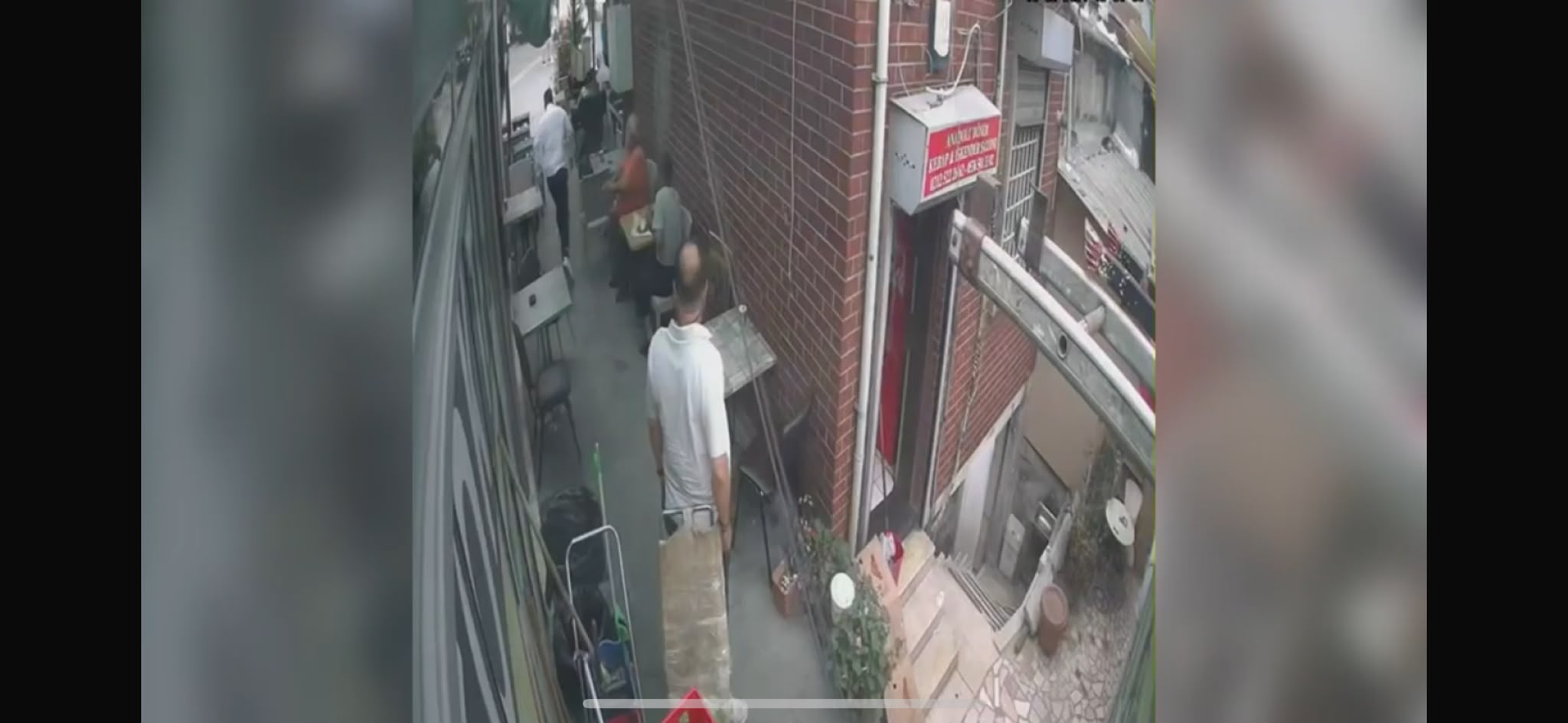 GÖVDE — Kaya Döviz'in bulunduğu Sofçuhan İş Hanı'nın önündeki sokağı gösteren temiz güvenlik kamerası karesi, işaretleme