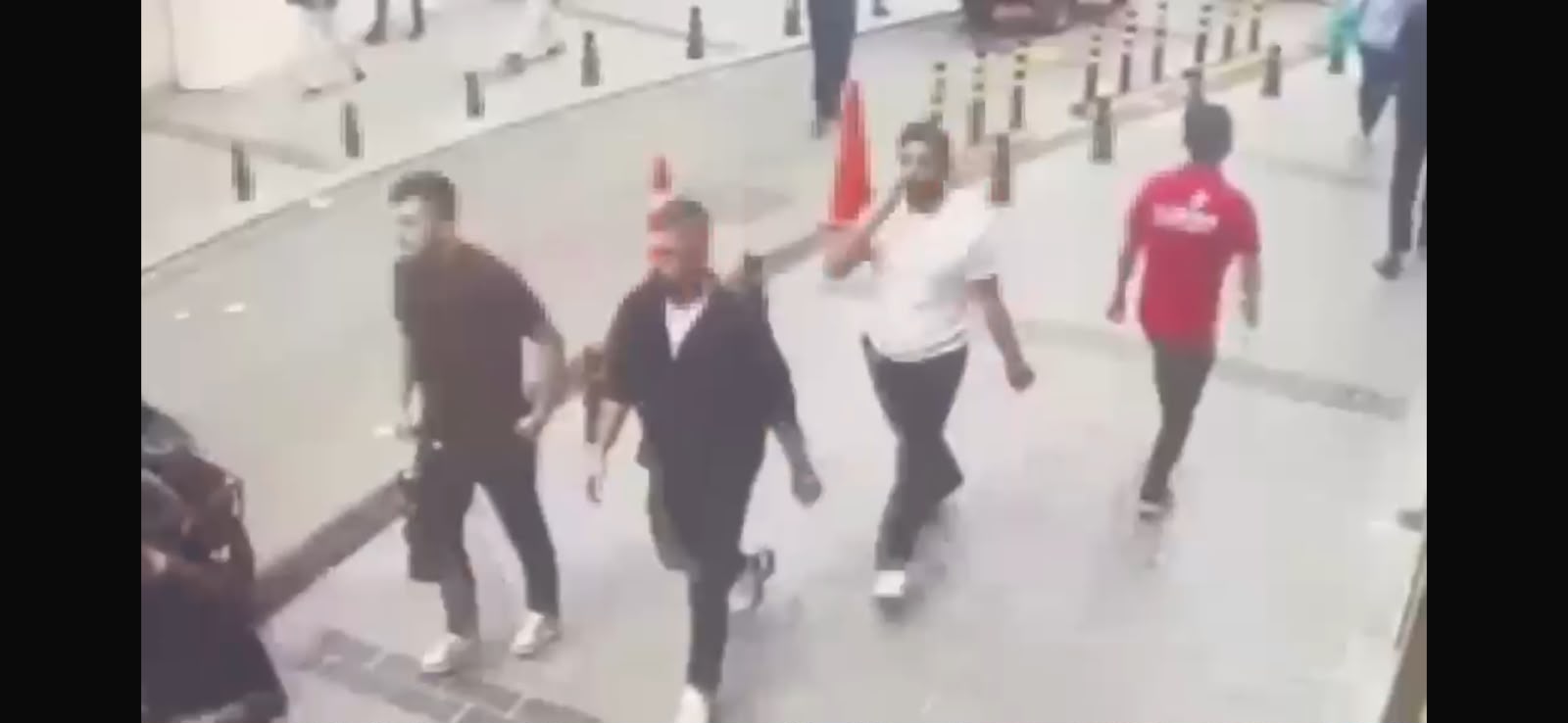 Olayla bağlantılı şüphelilerin çatışmadan kısa süre önce güvenlik kamerasına yansıyan görüntüleri