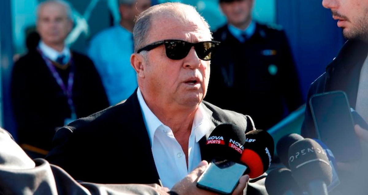 Fatih Terim güneş gözlüklü, mikrofonlara konuşuyor; basın mensupları arka planda (1270x675).