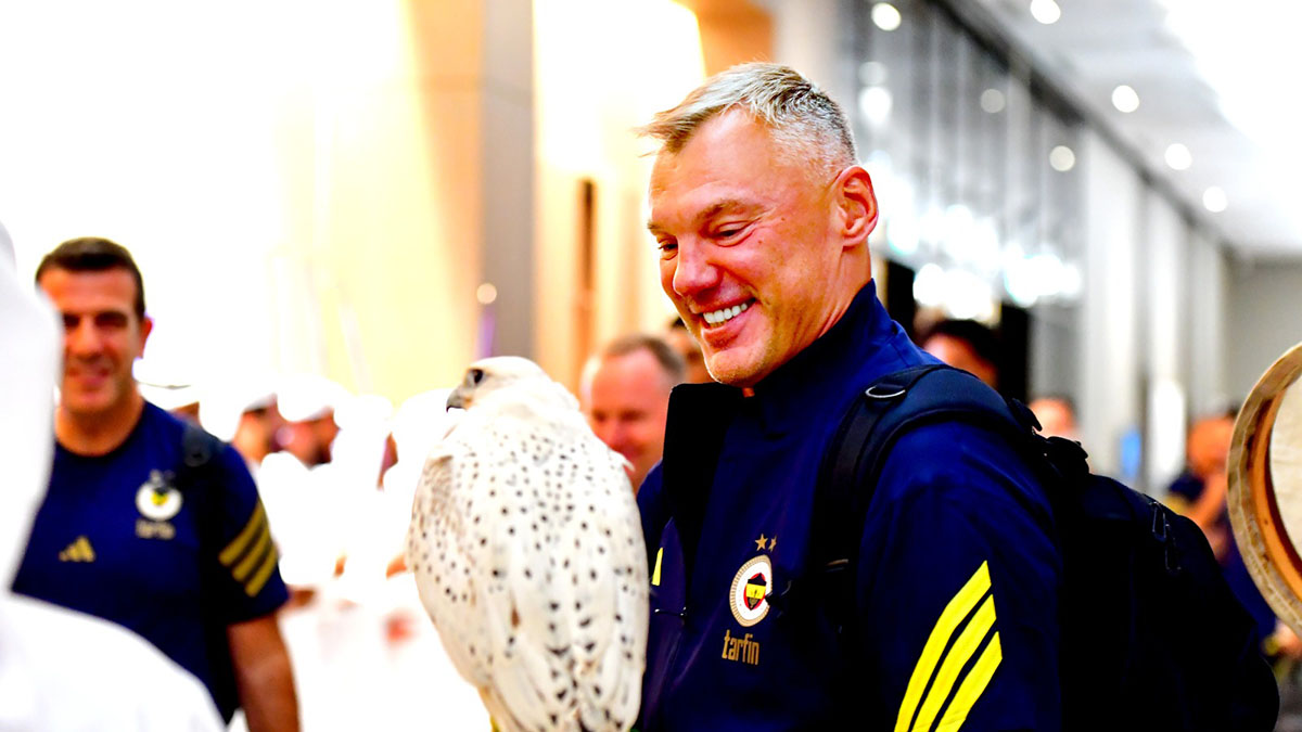 Fenerbahçe Tarfin kafilesinden bir üyenin Abu Dabi'ye varışta yerel gelenek gereği şahinle karşılandığı andan re
