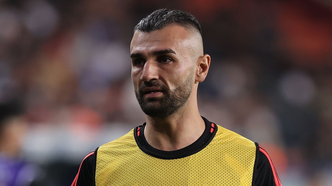 GÖVDE — Serdar Dursun Gaziantep FK ısınma yeleğiyle, 1280x720; 'kadro yetersiz' bölümüne