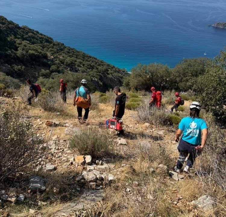 Muğla Fethiye'de Babadağ'ın 1.900 metrelik pistinden yamaç paraşütüyle havalanan 37 yaşındaki Rus'un uçuşu nas