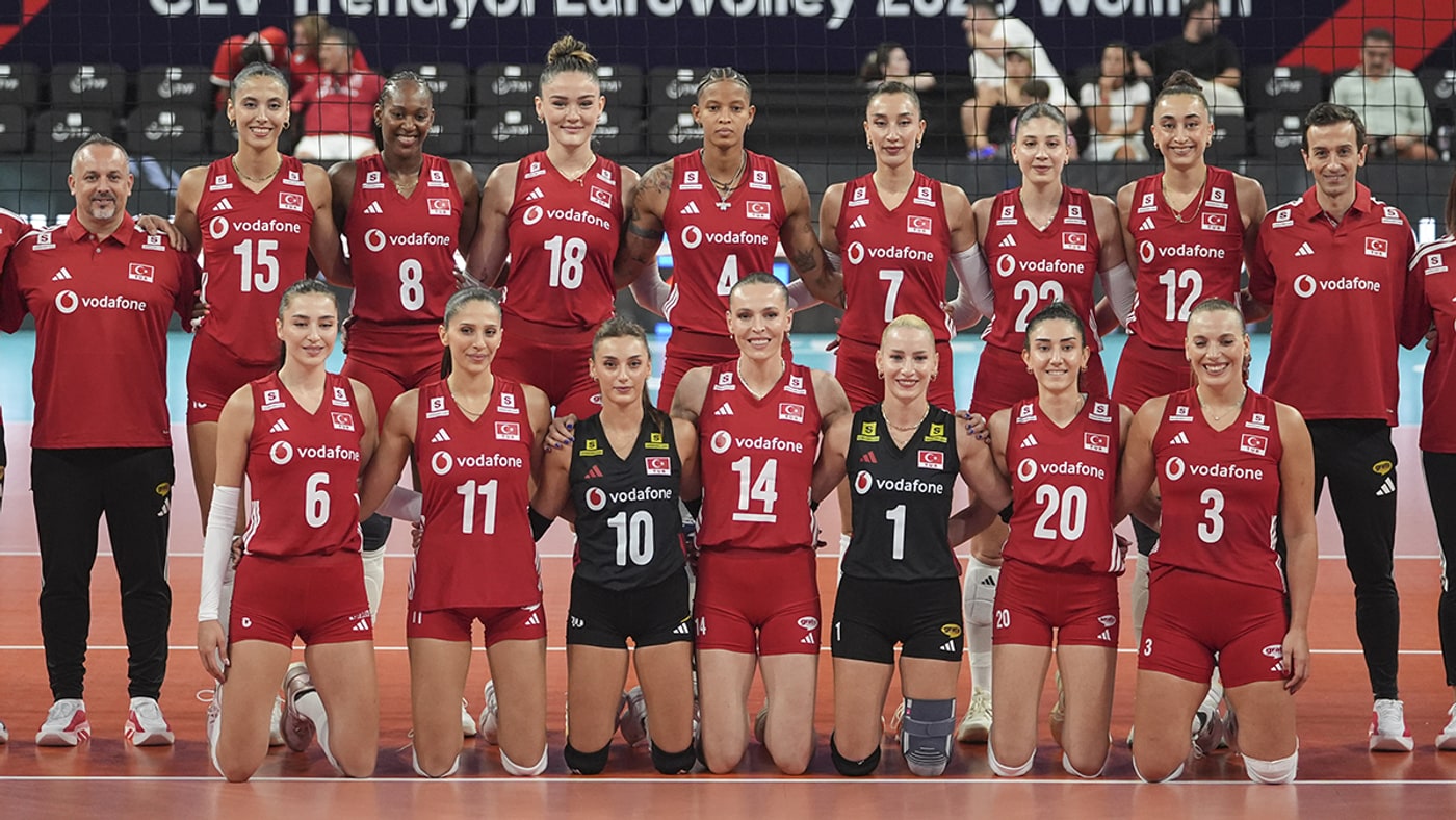 A Milli Kadın Voleybol Takımı kadrosu maç öncesi dizilirken
