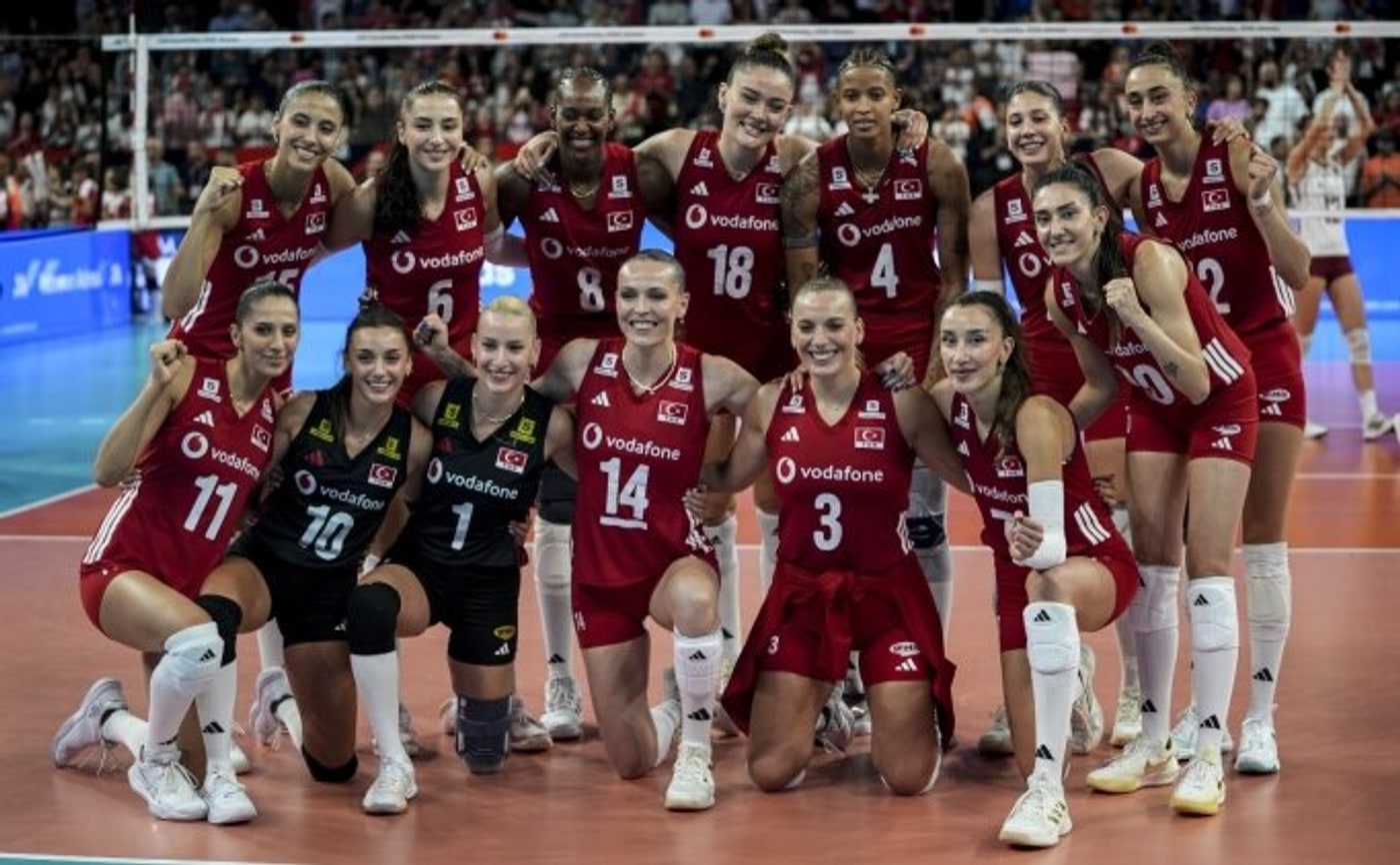 Filenin Sultanları sahada toplu hâlde sevinirken