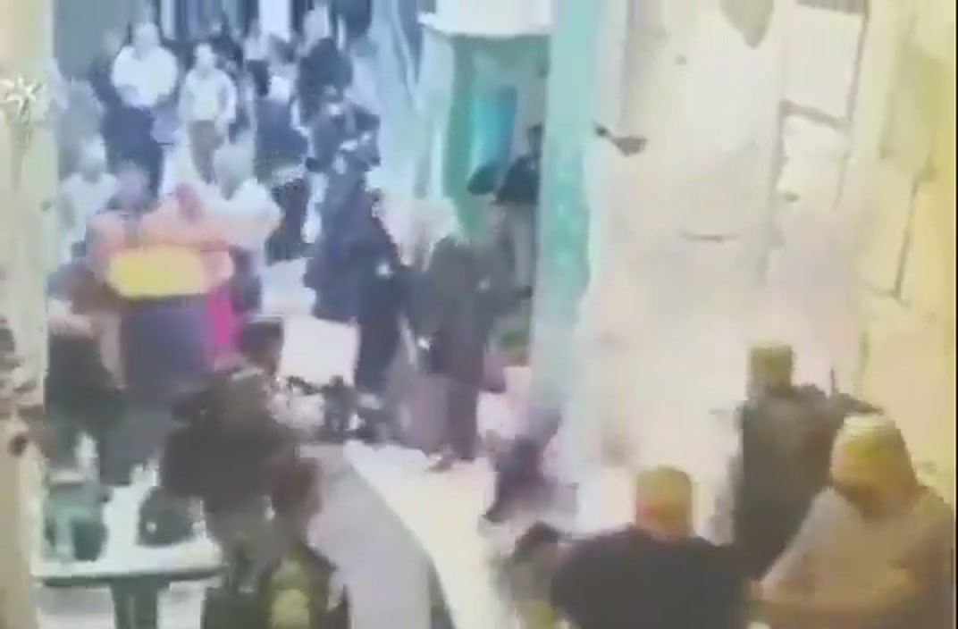 İsrail askeri yaşlı Filistinliyi tekmeleyip merdivenden itti