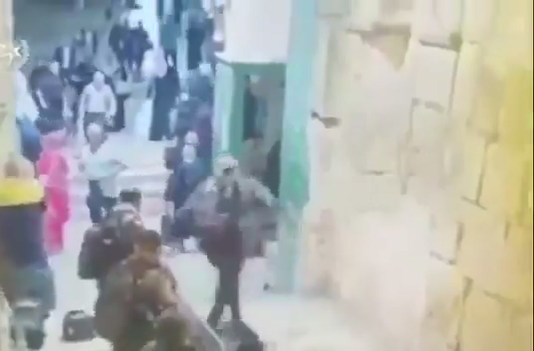 İsrail askeri yaşlı Filistinliyi tekmeleyip merdivenden itti