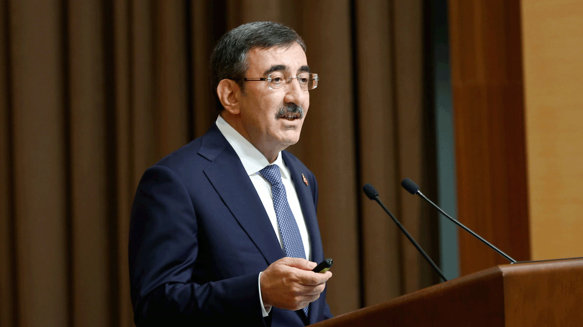 Cumhurbaşkanı Yardımcısı Cevdet Yılmaz TBMM Genel Kurulu'nda fon soruşturmasıyla ilgili bilgi verirken