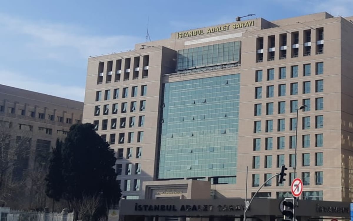 İstanbul Adalet Sarayı (Çağlayan Adliyesi) - fon soruşturması şüphelilerinin sevk edildiği gerçek adliye binası. Yatay, net, olayın geçtiği yer olduğu için KAPAK için uygun; grafik/kolaj değil.
