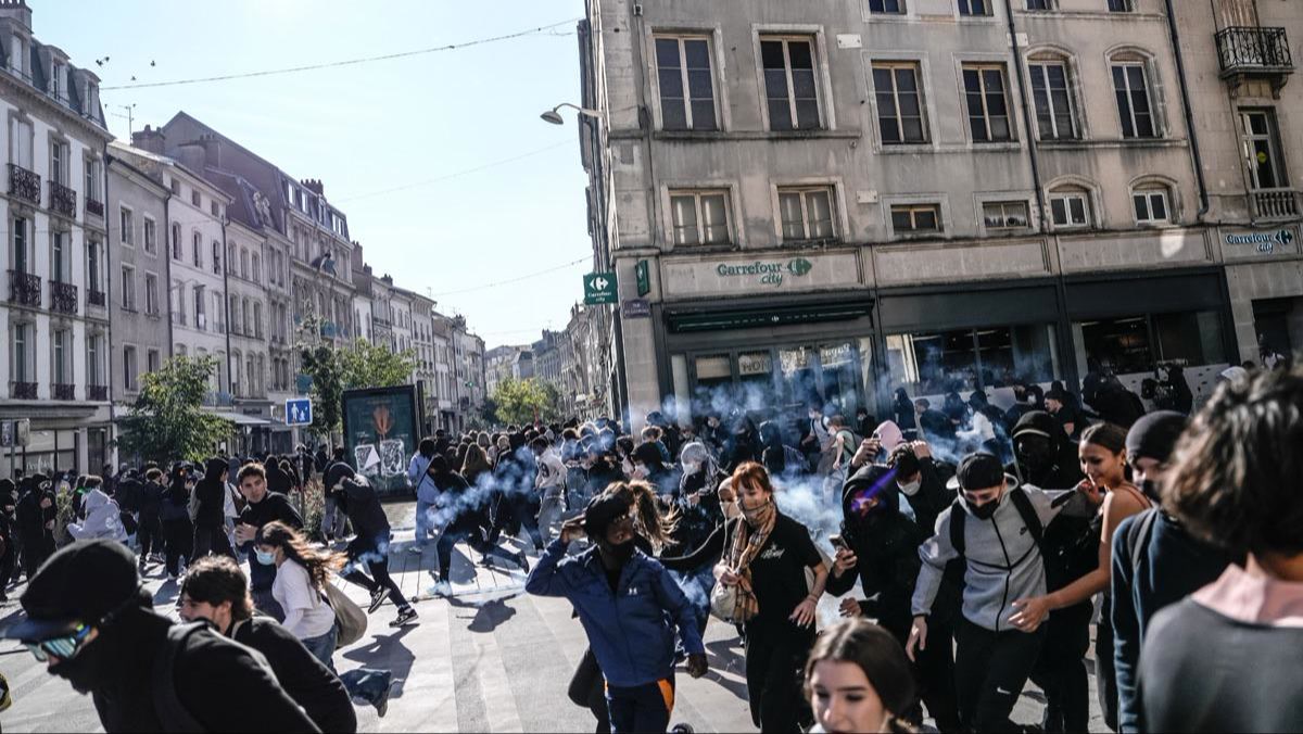 Fransa'da liseliler sokağa döküldü: 1000'e yakın yaralı, 6 bine yakın gözaltı, bir hafta ders yok Çocuklar ne 