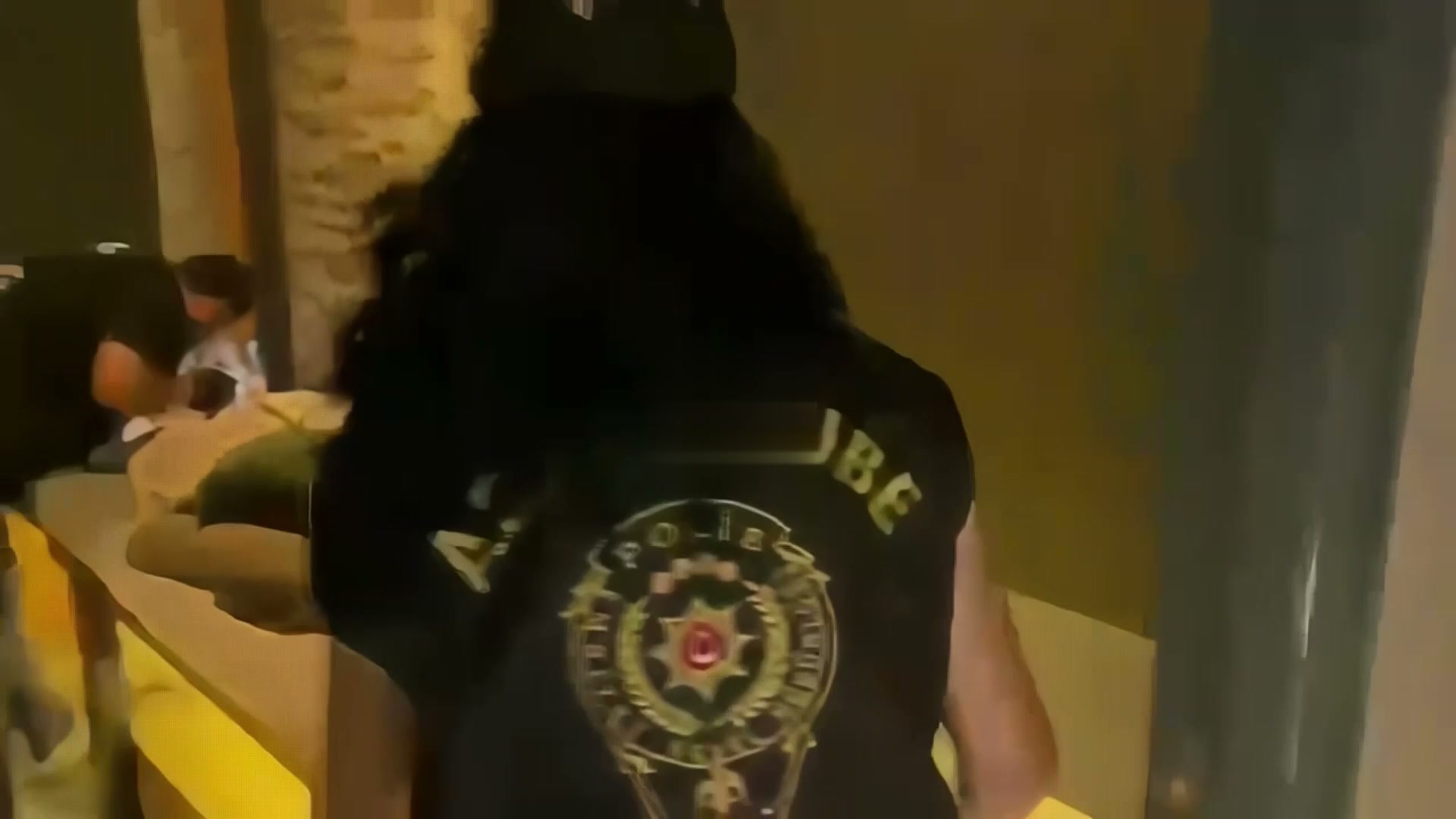Polis ekipleri salonda arama yaparken